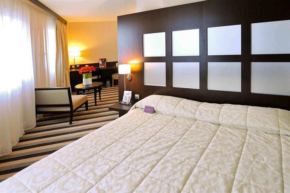 Mercure Rouen Centre Champ De Mars Rom bilde